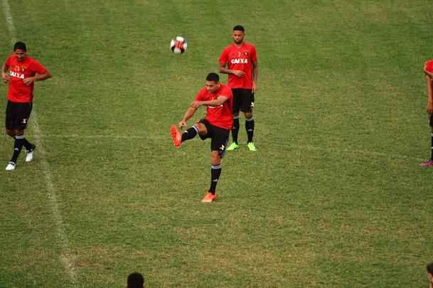 Elenco rubro-negro fez o 'reconhecimento' do gramado e treinou no campo que decidir o ttulo do Estadual