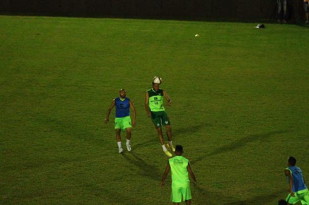 Elenco do Salgueiro trabalhou no estdio Cornlio de Barros, visando aprimorar ltimos detalhes antes da final do Campeonato Pernambucano