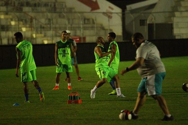 Elenco do Salgueiro trabalhou no estdio Cornlio de Barros, visando aprimorar ltimos detalhes antes da final do Campeonato Pernambucano