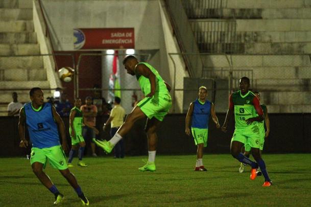 Elenco do Salgueiro trabalhou no estdio Cornlio de Barros, visando aprimorar ltimos detalhes antes da final do Campeonato Pernambucano