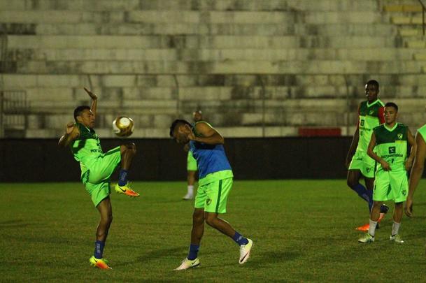 Elenco do Salgueiro trabalhou no estdio Cornlio de Barros, visando aprimorar ltimos detalhes antes da final do Campeonato Pernambucano