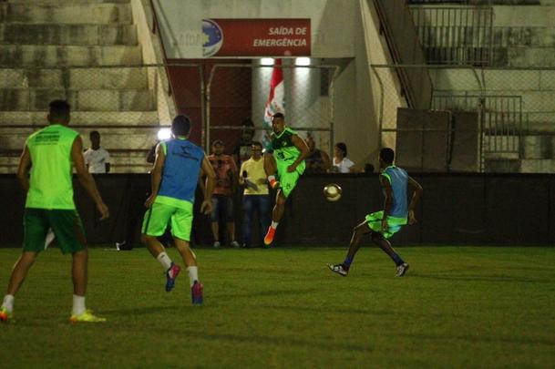 Elenco do Salgueiro trabalhou no estdio Cornlio de Barros, visando aprimorar ltimos detalhes antes da final do Campeonato Pernambucano