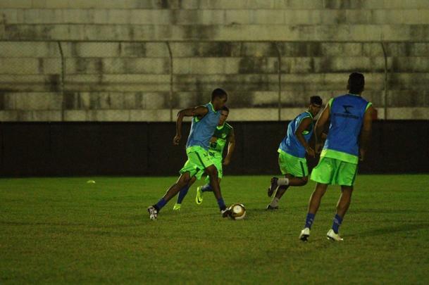 Elenco do Salgueiro trabalhou no estdio Cornlio de Barros, visando aprimorar ltimos detalhes antes da final do Campeonato Pernambucano