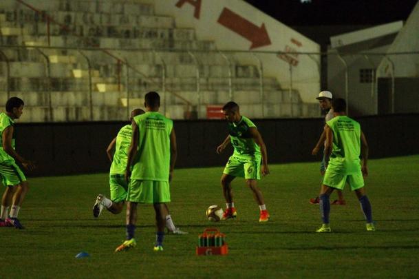 Elenco do Salgueiro trabalhou no estdio Cornlio de Barros, visando aprimorar ltimos detalhes antes da final do Campeonato Pernambucano