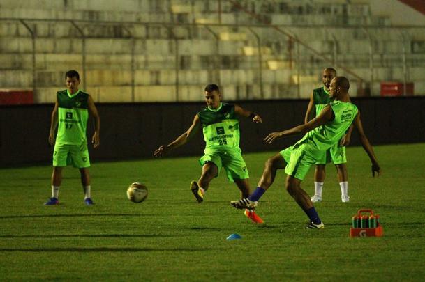 Elenco do Salgueiro trabalhou no estdio Cornlio de Barros, visando aprimorar ltimos detalhes antes da final do Campeonato Pernambucano