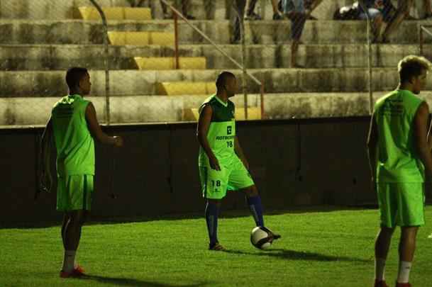 Elenco do Salgueiro trabalhou no estdio Cornlio de Barros, visando aprimorar ltimos detalhes antes da final do Campeonato Pernambucano