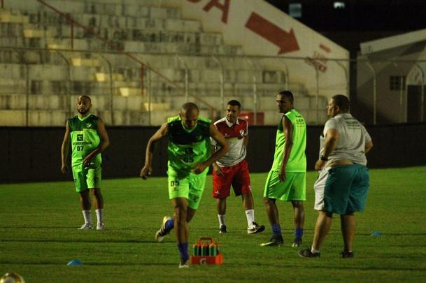 Elenco do Salgueiro trabalhou no estdio Cornlio de Barros, visando aprimorar ltimos detalhes antes da final do Campeonato Pernambucano