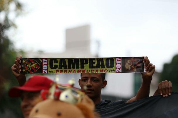 Jogadores do Sport desceram do ônibus fora do estádio e foram abraçados por torcedores