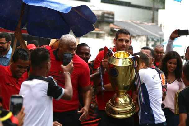Jogadores do Sport desceram do ônibus fora do estádio e foram abraçados por torcedores