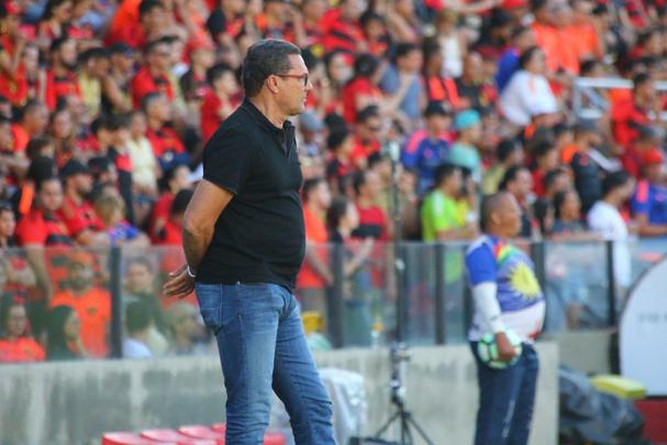 Após conquistar o título do Campeonato Pernambucano, o Sport recebeu o time misto do Atlético-PR, comandado pelo técnico Eduardo Baptista