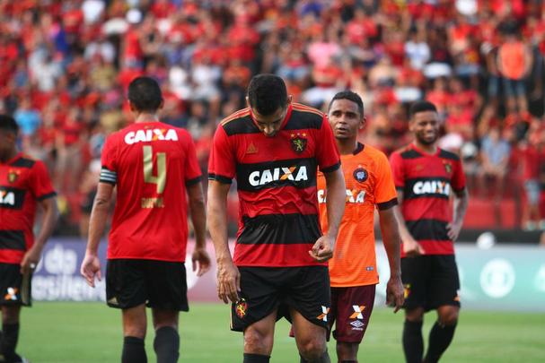 Aps conquistar o ttulo do Campeonato Pernambucano, o Sport recebeu o time misto do Atltico-PR, comandado pelo tcnico Eduardo Baptista