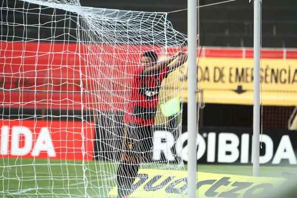 Aps conquistar o ttulo do Campeonato Pernambucano, o Sport recebeu o time misto do Atltico-PR, comandado pelo tcnico Eduardo Baptista