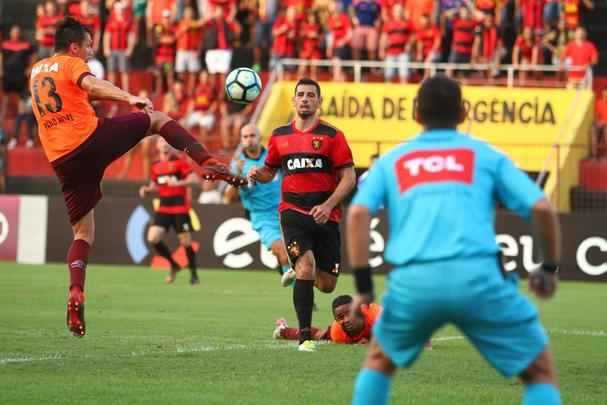 Aps conquistar o ttulo do Campeonato Pernambucano, o Sport recebeu o time misto do Atltico-PR, comandado pelo tcnico Eduardo Baptista