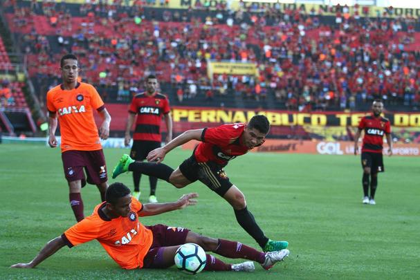 Aps conquistar o ttulo do Campeonato Pernambucano, o Sport recebeu o time misto do Atltico-PR, comandado pelo tcnico Eduardo Baptista