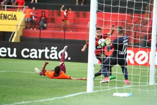 Aps conquistar o ttulo do Campeonato Pernambucano, o Sport recebeu o time misto do Atltico-PR, comandado pelo tcnico Eduardo Baptista