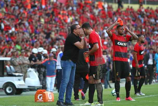 Aps conquistar o ttulo do Campeonato Pernambucano, o Sport recebeu o time misto do Atltico-PR, comandado pelo tcnico Eduardo Baptista