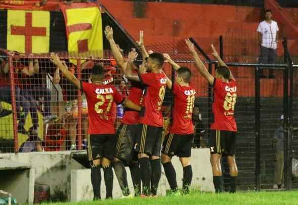 Após conquistar o título do Campeonato Pernambucano, o Sport recebeu o time misto do Atlético-PR, comandado pelo técnico Eduardo Baptista