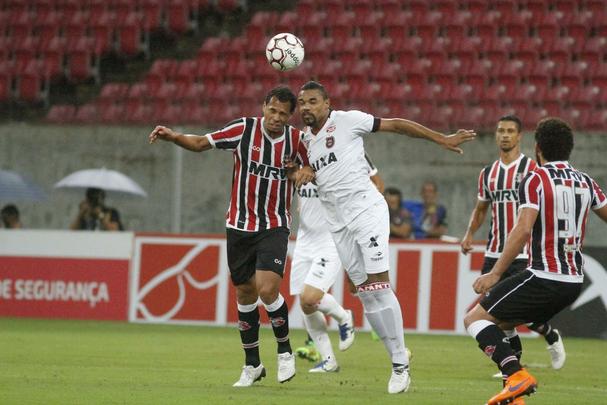 Santa Cruz fez um bom primeiro tempo, diante do Brasil de Pelotas, abrindo 2 a 0 com facilidade. Derley abriu o placar para o Tricolor com um belo gol de fora da rea, enquanto Joo Paulo marcou o segundo gol. 