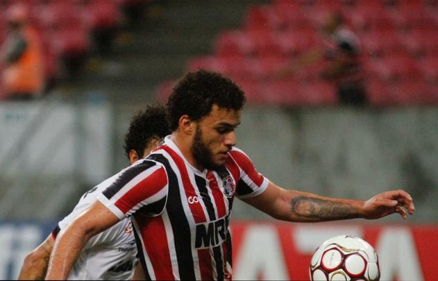 Santa Cruz fez um bom primeiro tempo, diante do Brasil de Pelotas, abrindo 2 a 0 com facilidade. Derley abriu o placar para o Tricolor com um belo gol de fora da rea, enquanto Joo Paulo marcou o segundo gol. 