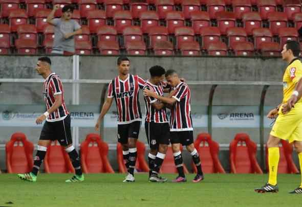 Santa Cruz fez um bom primeiro tempo, diante do Brasil de Pelotas, abrindo 2 a 0 com facilidade. Derley abriu o placar para o Tricolor com um belo gol de fora da rea, enquanto Joo Paulo marcou o segundo gol. 