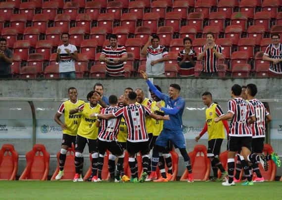 Santa Cruz fez um bom primeiro tempo, diante do Brasil de Pelotas, abrindo 2 a 0 com facilidade. Derley abriu o placar para o Tricolor com um belo gol de fora da rea, enquanto Joo Paulo marcou o segundo gol. 
