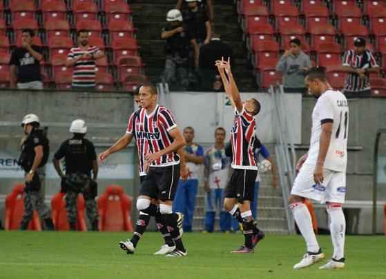 Santa Cruz fez um bom primeiro tempo, diante do Brasil de Pelotas, abrindo 2 a 0 com facilidade. Derley abriu o placar para o Tricolor com um belo gol de fora da rea, enquanto Joo Paulo marcou o segundo gol. 