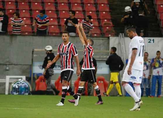 Santa Cruz fez um bom primeiro tempo, diante do Brasil de Pelotas, abrindo 2 a 0 com facilidade. Derley abriu o placar para o Tricolor com um belo gol de fora da rea, enquanto Joo Paulo marcou o segundo gol. 