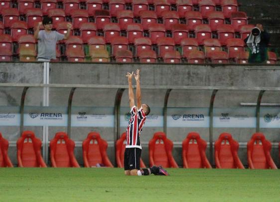 Santa Cruz fez um bom primeiro tempo, diante do Brasil de Pelotas, abrindo 2 a 0 com facilidade. Derley abriu o placar para o Tricolor com um belo gol de fora da rea, enquanto Joo Paulo marcou o segundo gol. 
