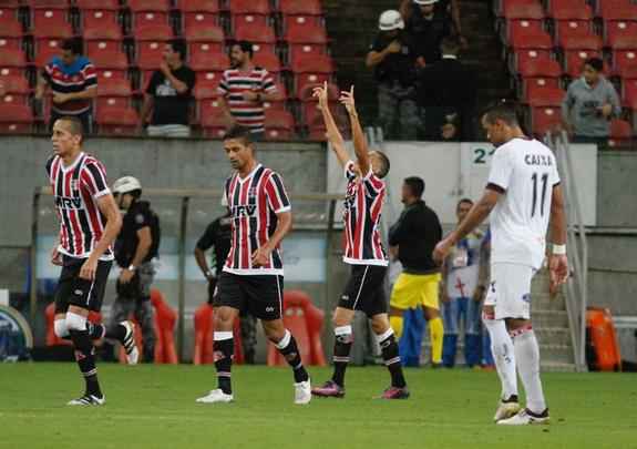 Santa Cruz fez um bom primeiro tempo, diante do Brasil de Pelotas, abrindo 2 a 0 com facilidade. Derley abriu o placar para o Tricolor com um belo gol de fora da rea, enquanto Joo Paulo marcou o segundo gol. 