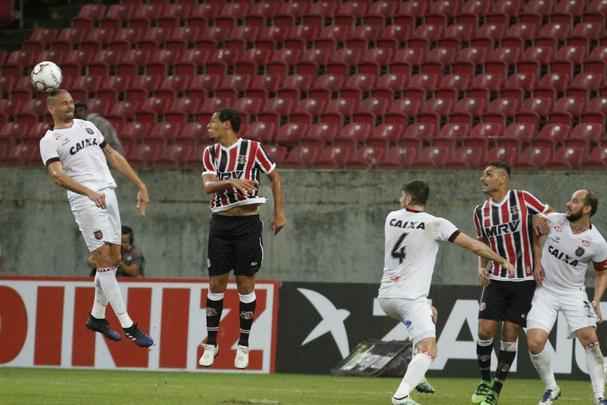 Santa Cruz fez um bom primeiro tempo, diante do Brasil de Pelotas, abrindo 2 a 0 com facilidade. Derley abriu o placar para o Tricolor com um belo gol de fora da rea, enquanto Joo Paulo marcou o segundo gol. 