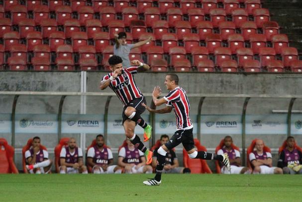 Santa Cruz fez um bom primeiro tempo, diante do Brasil de Pelotas, abrindo 2 a 0 com facilidade. Derley abriu o placar para o Tricolor com um belo gol de fora da rea, enquanto Joo Paulo marcou o segundo gol. 