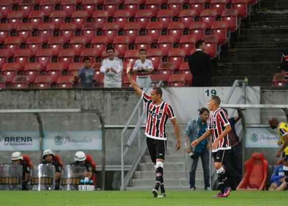 Santa Cruz fez um bom primeiro tempo, diante do Brasil de Pelotas, abrindo 2 a 0 com facilidade. Derley abriu o placar para o Tricolor com um belo gol de fora da rea, enquanto Joo Paulo marcou o segundo gol. 