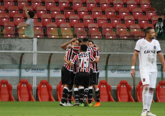 Santa Cruz fez um bom primeiro tempo, diante do Brasil de Pelotas, abrindo 2 a 0 com facilidade. Derley abriu o placar para o Tricolor com um belo gol de fora da rea, enquanto Joo Paulo marcou o segundo gol. 
