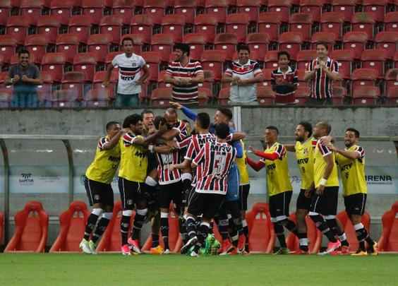 Santa Cruz fez um bom primeiro tempo, diante do Brasil de Pelotas, abrindo 2 a 0 com facilidade. Derley abriu o placar para o Tricolor com um belo gol de fora da rea, enquanto Joo Paulo marcou o segundo gol. 