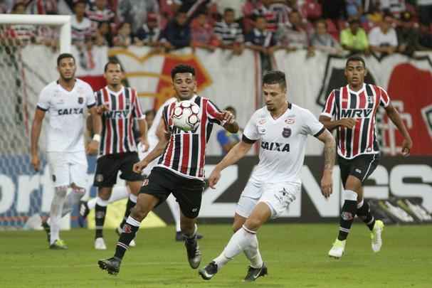 Santa Cruz fez um bom primeiro tempo, diante do Brasil de Pelotas, abrindo 2 a 0 com facilidade. Derley abriu o placar para o Tricolor com um belo gol de fora da rea, enquanto Joo Paulo marcou o segundo gol. 