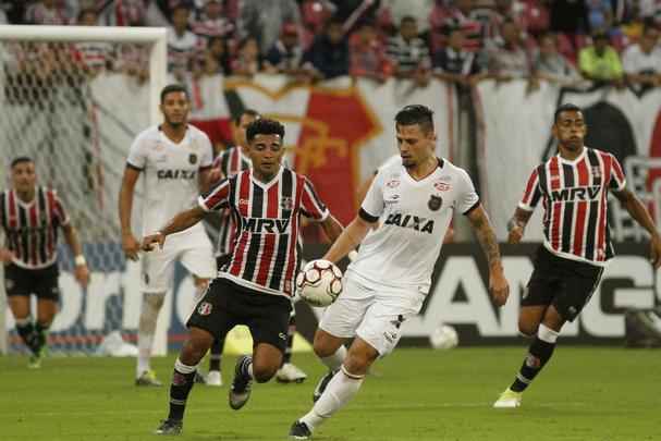 Santa Cruz fez um bom primeiro tempo, diante do Brasil de Pelotas, abrindo 2 a 0 com facilidade. Derley abriu o placar para o Tricolor com um belo gol de fora da rea, enquanto Joo Paulo marcou o segundo gol. 
