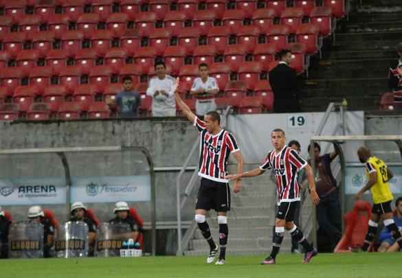 Santa Cruz fez um bom primeiro tempo, diante do Brasil de Pelotas, abrindo 2 a 0 com facilidade. Derley abriu o placar para o Tricolor com um belo gol de fora da rea, enquanto Joo Paulo marcou o segundo gol. 