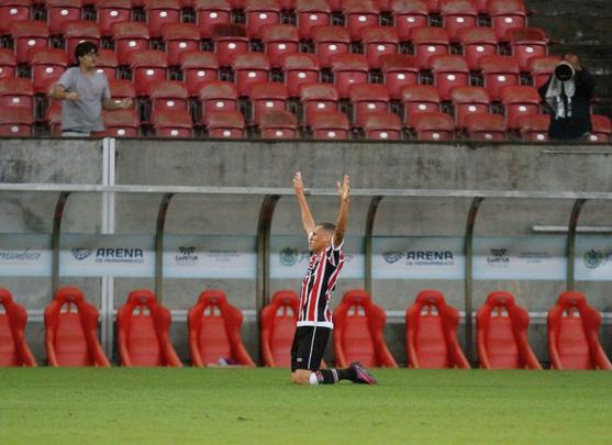 Santa Cruz fez um bom primeiro tempo, diante do Brasil de Pelotas, abrindo 2 a 0 com facilidade. Derley abriu o placar para o Tricolor com um belo gol de fora da rea, enquanto Joo Paulo marcou o segundo gol. 