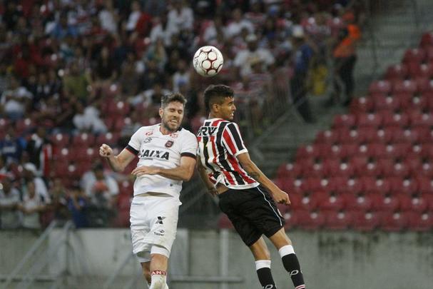 O domnio do Santa Cruz continuou no segundo tempo. Acuado, o Brasil de Pelotas pouco incomodou o goleiro Jlio Csar. Tranquilo, o Tricolor ampliou o marcado para 3 a 0 com mais um golao, agora do atacante Ricardo Bueno. Coroou a vitria coral, que marcou a recuperao da equipe no Brasileiro da Srie B