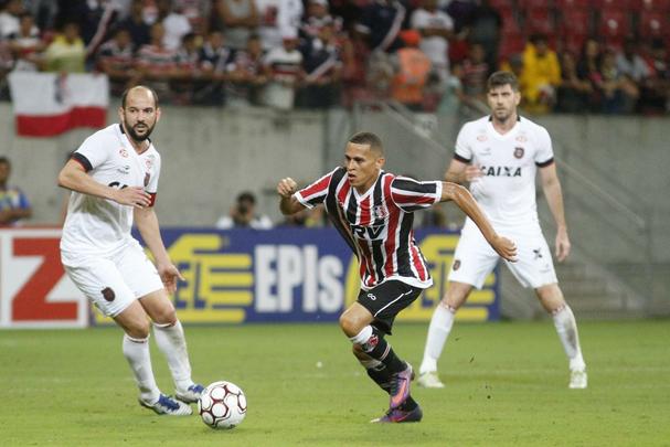 O domnio do Santa Cruz continuou no segundo tempo. Acuado, o Brasil de Pelotas pouco incomodou o goleiro Jlio Csar. Tranquilo, o Tricolor ampliou o marcado para 3 a 0 com mais um golao, agora do atacante Ricardo Bueno. Coroou a vitria coral, que marcou a recuperao da equipe no Brasileiro da Srie B