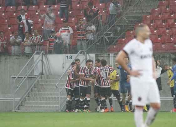 O domnio do Santa Cruz continuou no segundo tempo. Acuado, o Brasil de Pelotas pouco incomodou o goleiro Jlio Csar. Tranquilo, o Tricolor ampliou o marcado para 3 a 0 com mais um golao, agora do atacante Ricardo Bueno. Coroou a vitria coral, que marcou a recuperao da equipe no Brasileiro da Srie B
