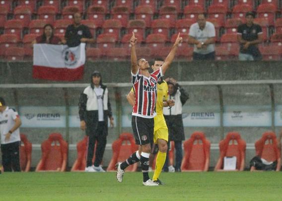 O domnio do Santa Cruz continuou no segundo tempo. Acuado, o Brasil de Pelotas pouco incomodou o goleiro Jlio Csar. Tranquilo, o Tricolor ampliou o marcado para 3 a 0 com mais um golao, agora do atacante Ricardo Bueno. Coroou a vitria coral, que marcou a recuperao da equipe no Brasileiro da Srie B