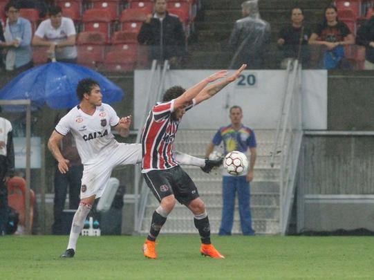 O domnio do Santa Cruz continuou no segundo tempo. Acuado, o Brasil de Pelotas pouco incomodou o goleiro Jlio Csar. Tranquilo, o Tricolor ampliou o marcado para 3 a 0 com mais um golao, agora do atacante Ricardo Bueno. Coroou a vitria coral, que marcou a recuperao da equipe no Brasileiro da Srie B