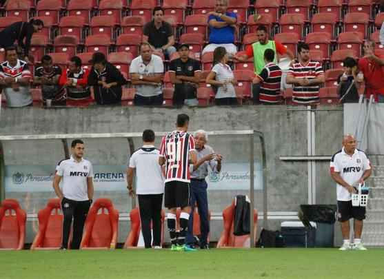 O domnio do Santa Cruz continuou no segundo tempo. Acuado, o Brasil de Pelotas pouco incomodou o goleiro Jlio Csar. Tranquilo, o Tricolor ampliou o marcado para 3 a 0 com mais um golao, agora do atacante Ricardo Bueno. Coroou a vitria coral, que marcou a recuperao da equipe no Brasileiro da Srie B