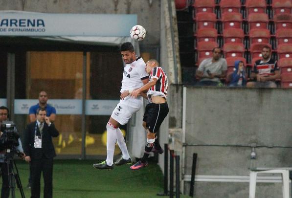 O domnio do Santa Cruz continuou no segundo tempo. Acuado, o Brasil de Pelotas pouco incomodou o goleiro Jlio Csar. Tranquilo, o Tricolor ampliou o marcado para 3 a 0 com mais um golao, agora do atacante Ricardo Bueno. Coroou a vitria coral, que marcou a recuperao da equipe no Brasileiro da Srie B