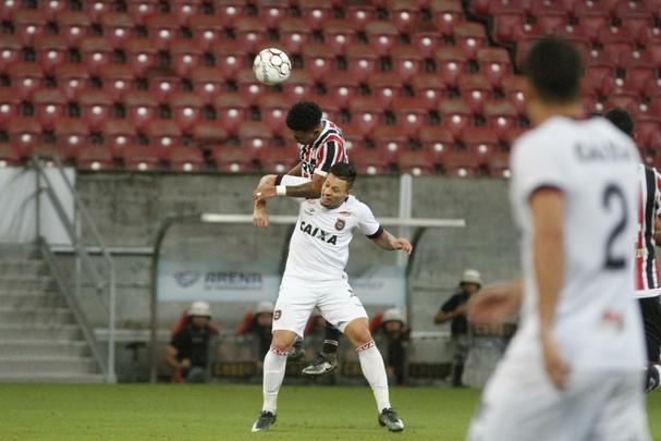 O domnio do Santa Cruz continuou no segundo tempo. Acuado, o Brasil de Pelotas pouco incomodou o goleiro Jlio Csar. Tranquilo, o Tricolor ampliou o marcado para 3 a 0 com mais um golao, agora do atacante Ricardo Bueno. Coroou a vitria coral, que marcou a recuperao da equipe no Brasileiro da Srie B