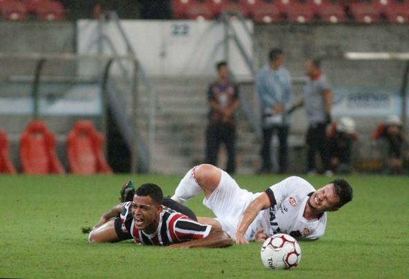 O domnio do Santa Cruz continuou no segundo tempo. Acuado, o Brasil de Pelotas pouco incomodou o goleiro Jlio Csar. Tranquilo, o Tricolor ampliou o marcado para 3 a 0 com mais um golao, agora do atacante Ricardo Bueno. Coroou a vitria coral, que marcou a recuperao da equipe no Brasileiro da Srie B