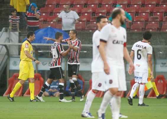 O domnio do Santa Cruz continuou no segundo tempo. Acuado, o Brasil de Pelotas pouco incomodou o goleiro Jlio Csar. Tranquilo, o Tricolor ampliou o marcado para 3 a 0 com mais um golao, agora do atacante Ricardo Bueno. Coroou a vitria coral, que marcou a recuperao da equipe no Brasileiro da Srie B
