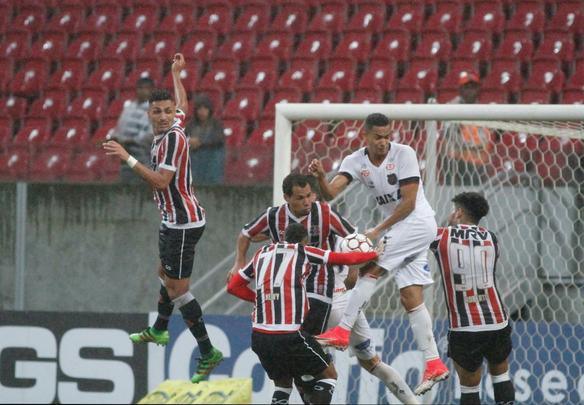 O domnio do Santa Cruz continuou no segundo tempo. Acuado, o Brasil de Pelotas pouco incomodou o goleiro Jlio Csar. Tranquilo, o Tricolor ampliou o marcado para 3 a 0 com mais um golao, agora do atacante Ricardo Bueno. Coroou a vitria coral, que marcou a recuperao da equipe no Brasileiro da Srie B