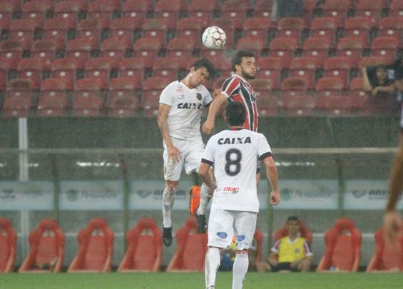 O domnio do Santa Cruz continuou no segundo tempo. Acuado, o Brasil de Pelotas pouco incomodou o goleiro Jlio Csar. Tranquilo, o Tricolor ampliou o marcado para 3 a 0 com mais um golao, agora do atacante Ricardo Bueno. Coroou a vitria coral, que marcou a recuperao da equipe no Brasileiro da Srie B